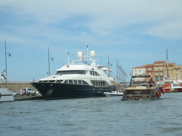 De gigantesques bâteaux dans le port de St-Tropez